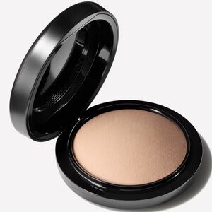 MAC Mineralize Skinfinish Natural Face Powder Light Plus